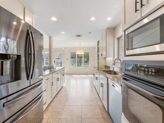 9902 Winding Oak Cir