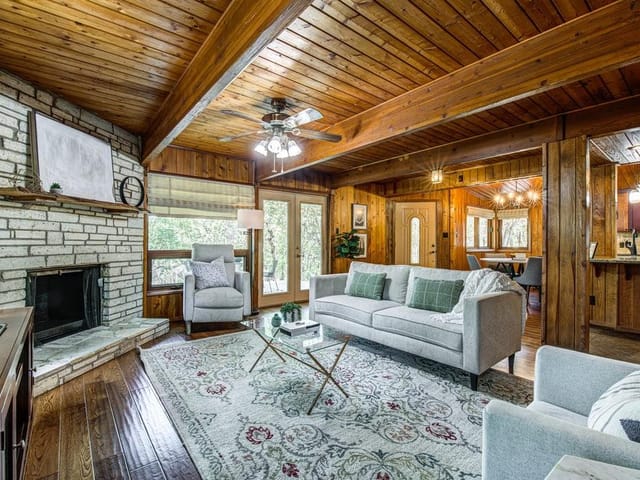 9905 Woodlake Cv
