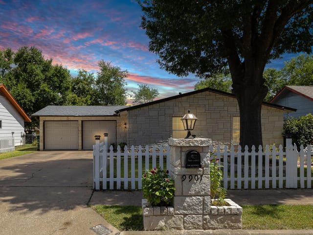 9907 Woodstock Dr