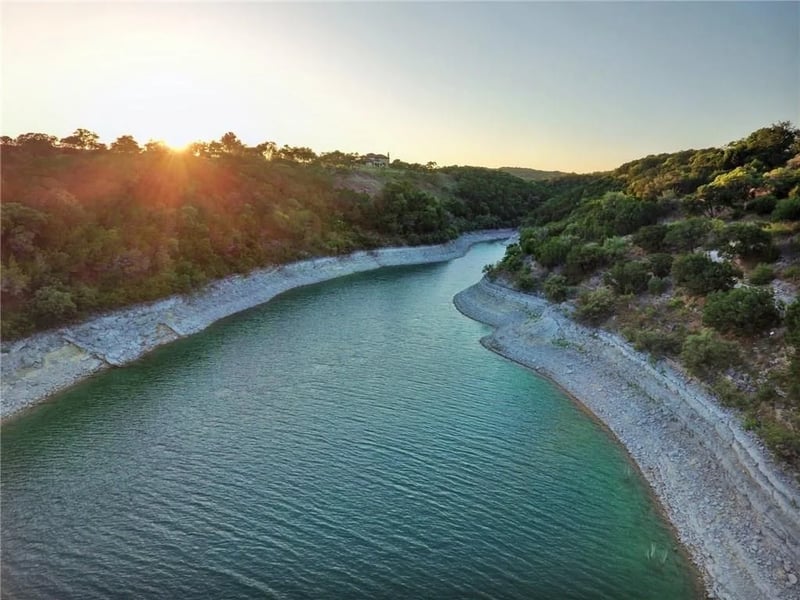 Virtual tour of 18305 Lakeshore Pt