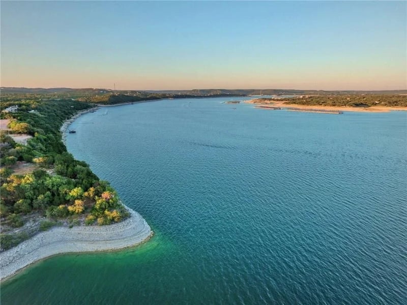 Virtual tour of 18312 Lakeshore Pt
