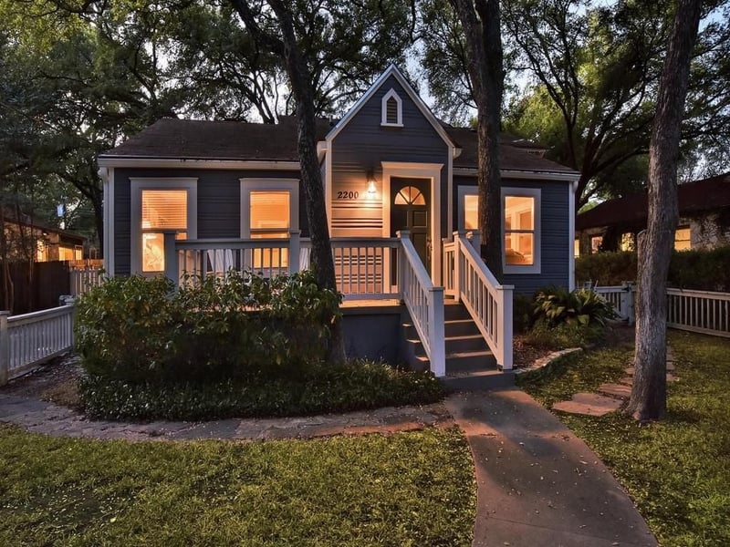 Virtual tour of 2200 Sharon Ln