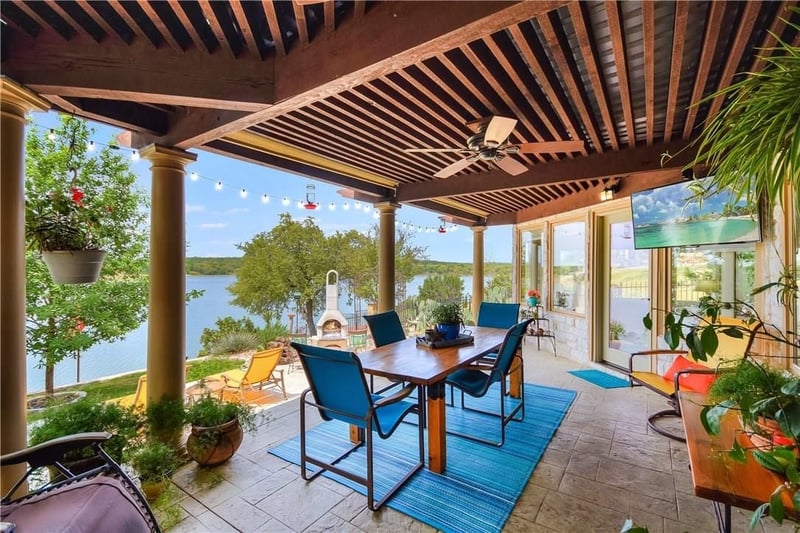 Virtual tour of 321 Harbor Dr
