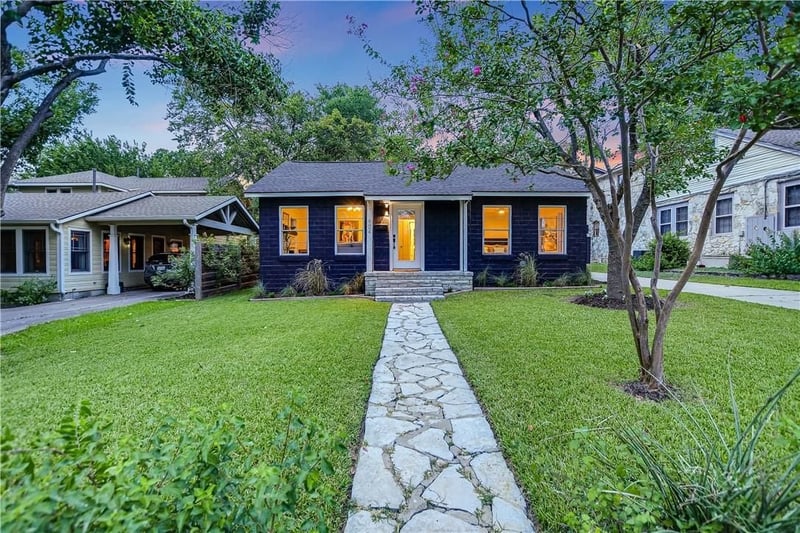 Virtual tour of 604 E 46th ST