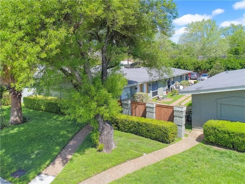 Virtual tour of 614 W 51st St