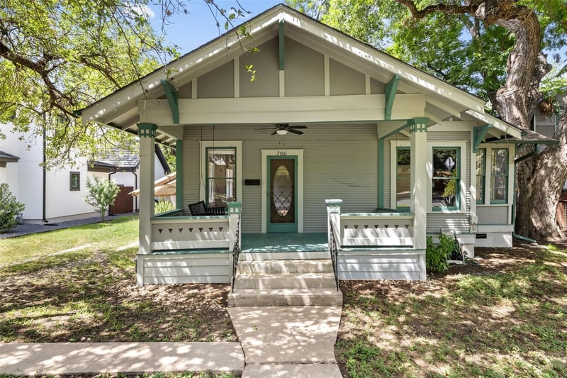 Virtual tour of 706 E Monroe ST