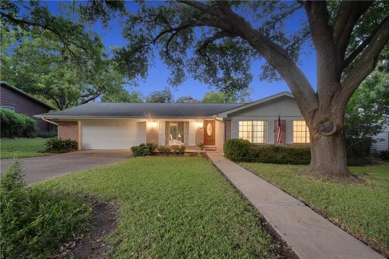 Virtual tour of 918 Rocky Spring Rd
