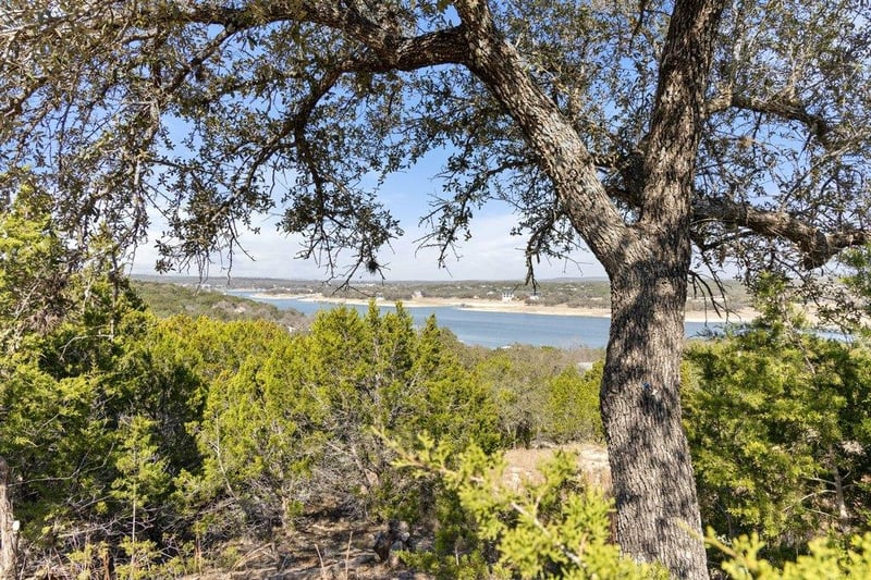 Virtual tour of 10 Thurman Bluff DR