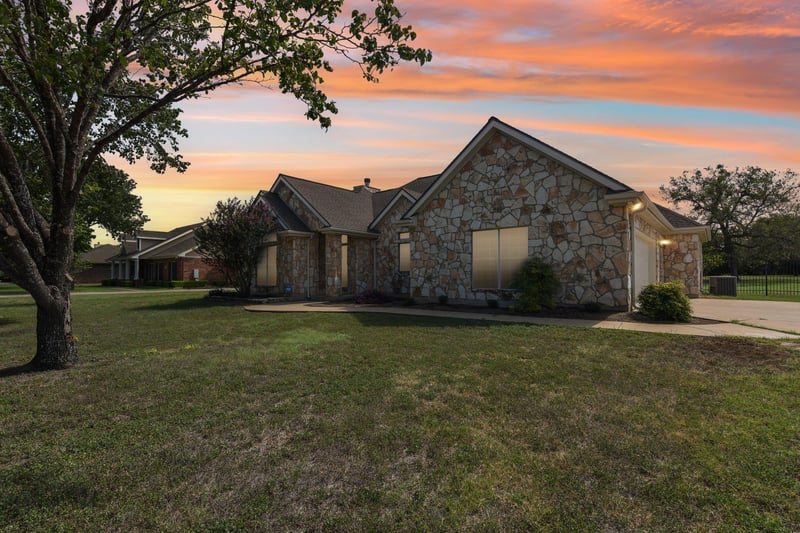Virtual tour of 100 Grove LN