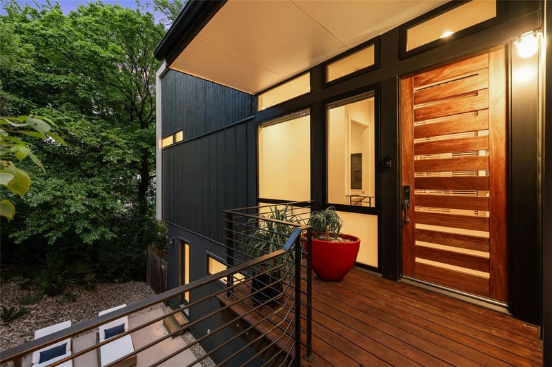 Virtual tour of 1001 S 3rd ST