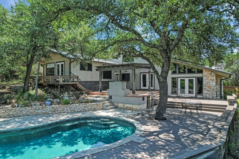Virtual tour of 1004 Castle Ridge Rd