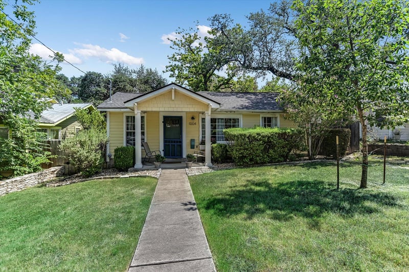 Virtual tour of 1004 W Monroe ST