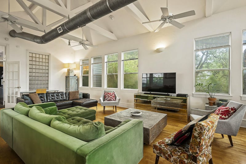 Virtual tour of 1007 E 8th ST