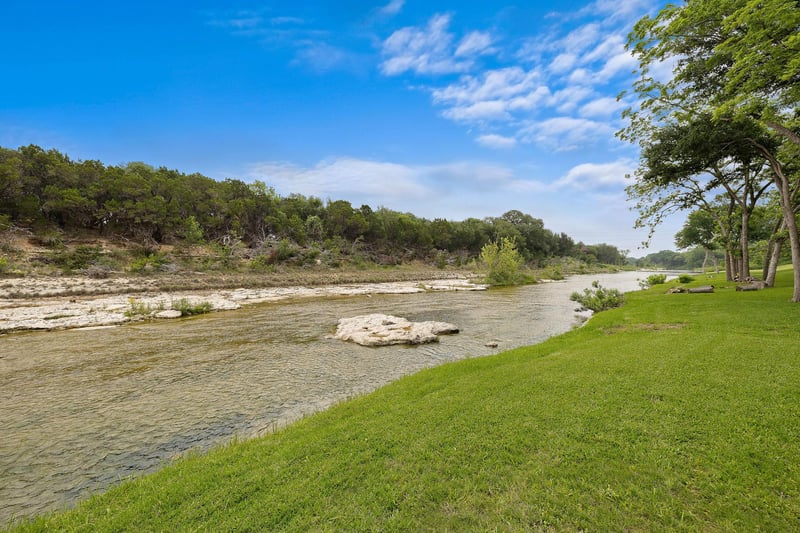 Virtual tour of 1007 S Gabriel DR