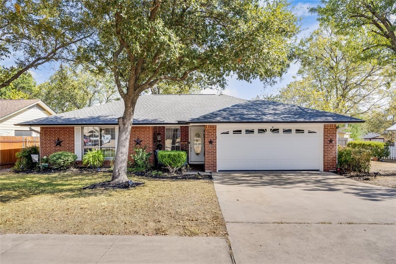 Virtual tour of 10103 Oak Hollow Cir