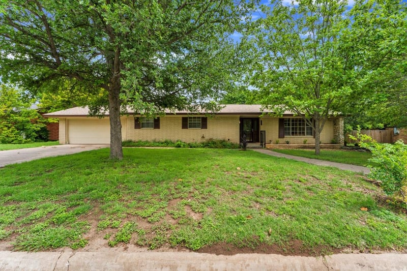 Virtual tour of 1011 N Vanderveer St