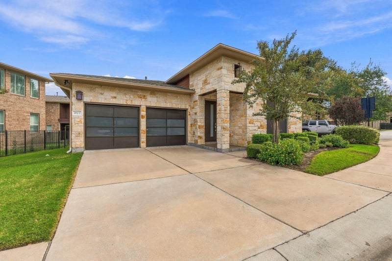 Virtual tour of 1013 Sue Ann Rose Dr