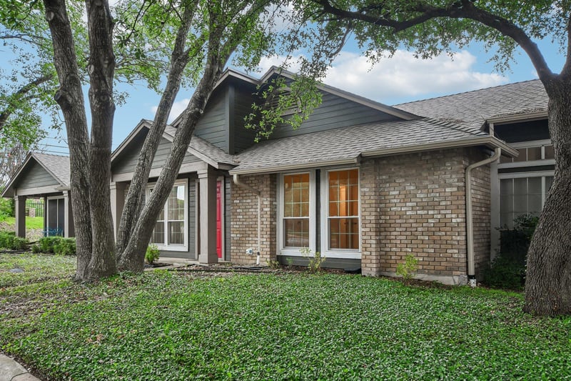 Virtual tour of 1015 E Yager LN Unit #2