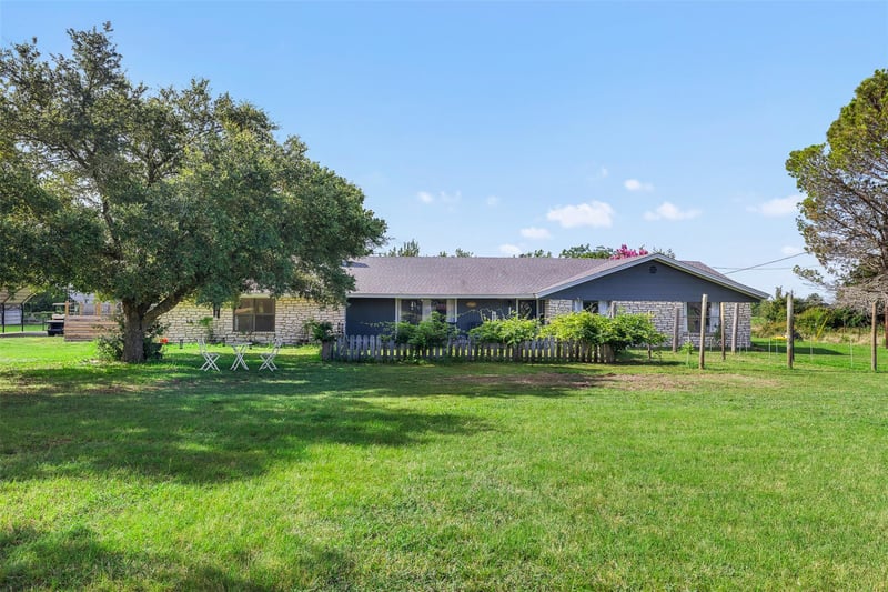 Virtual tour of 1015 Fm 112 RD