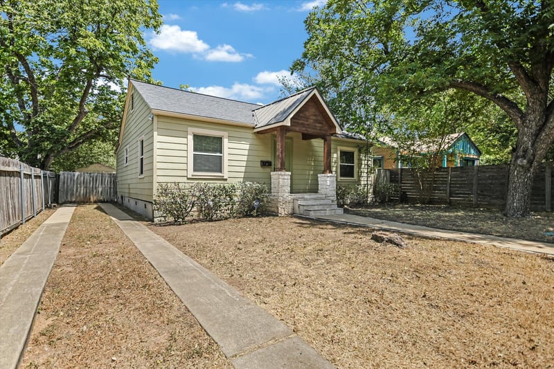 Virtual tour of 102 Franklin BLVD