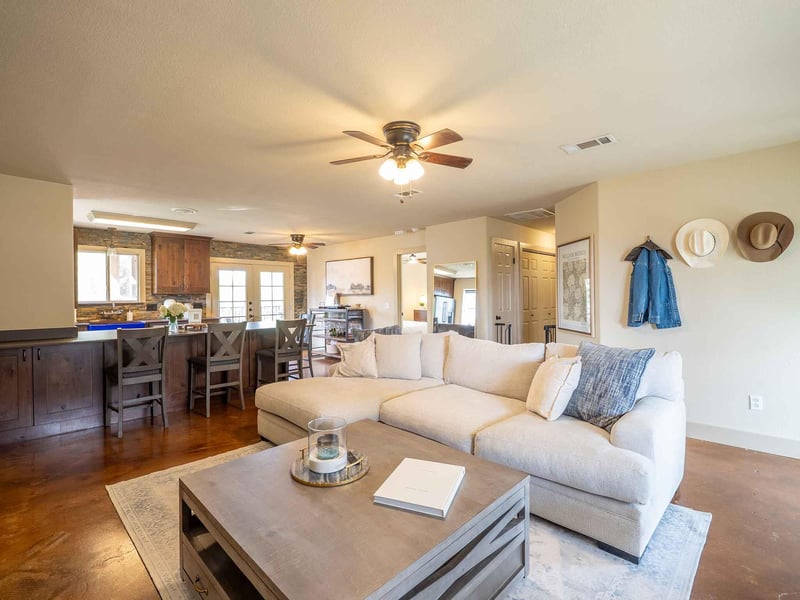 Virtual tour of 10212 Thomas Ln