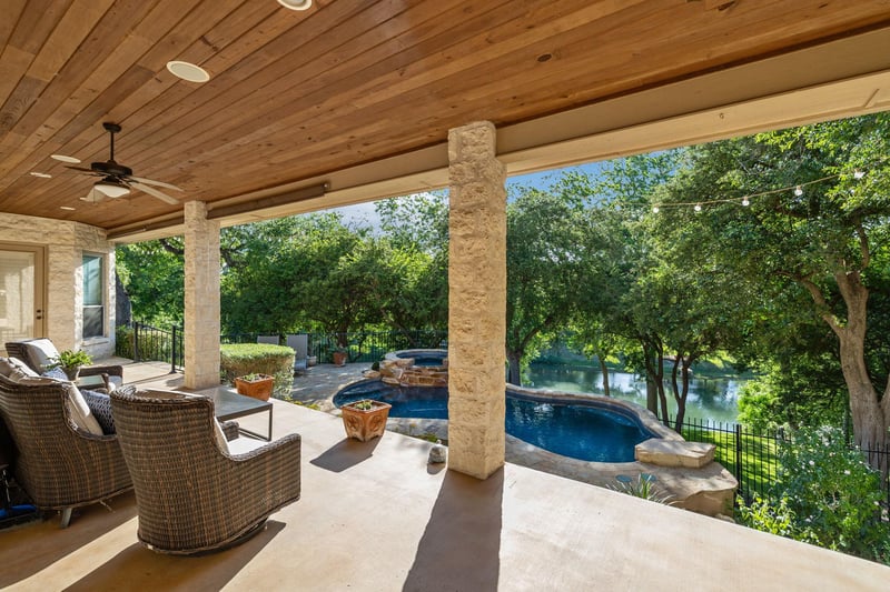 Virtual tour of 1033 River TER