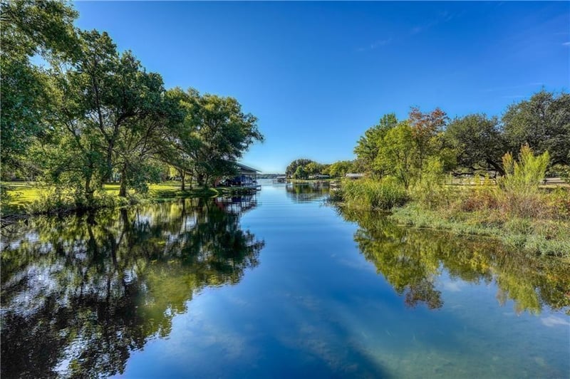 Virtual tour of 104 Clear Creek DR