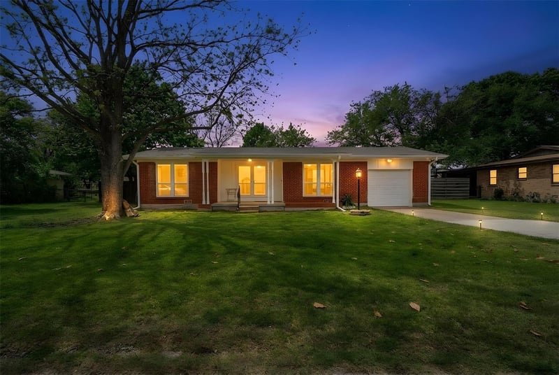 Virtual tour of 104 S Meadow Dr