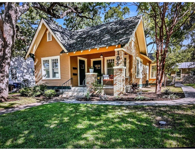 Virtual tour of 106 E 35th ST