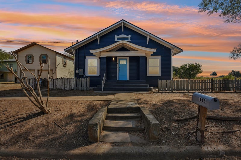 Virtual tour of 106 N Pear St