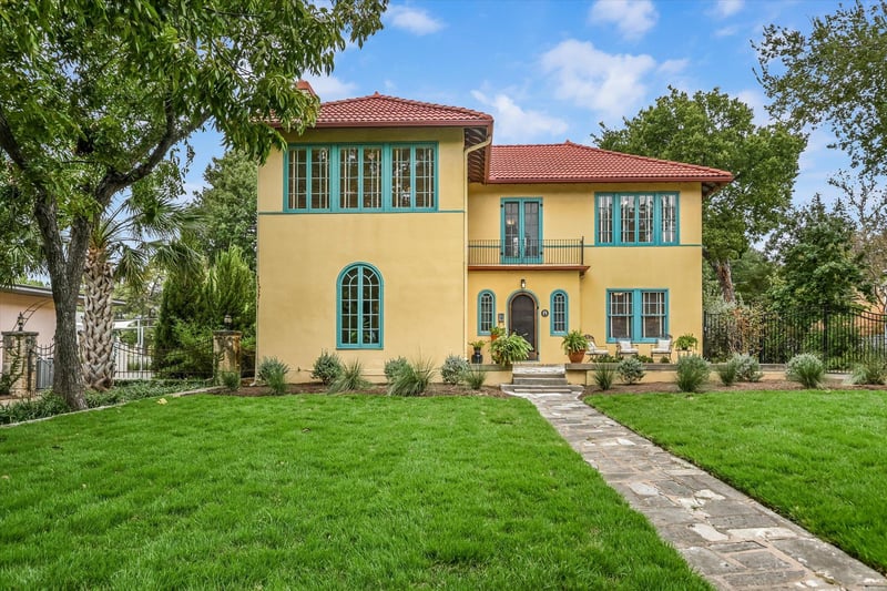 Virtual tour of 106 W 32nd St