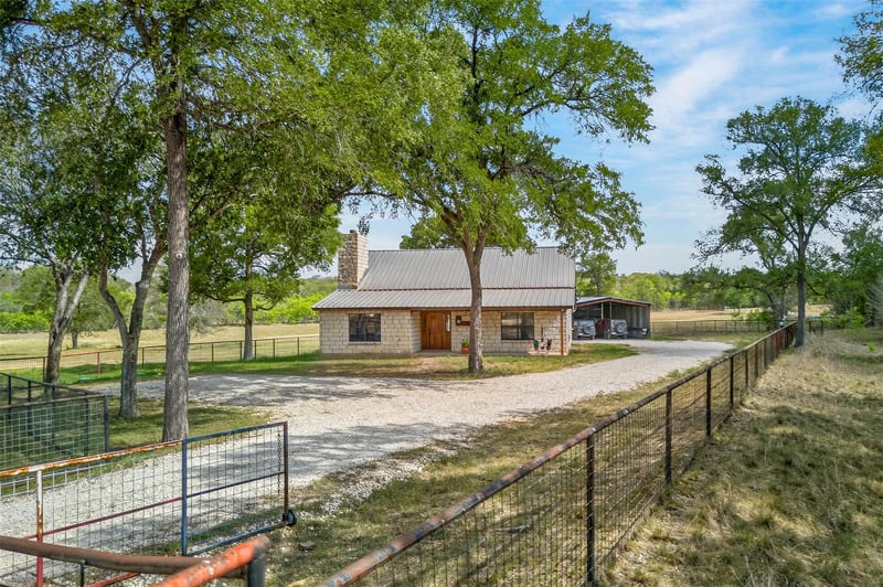 Virtual tour of 1077 Burdette Wells Rd