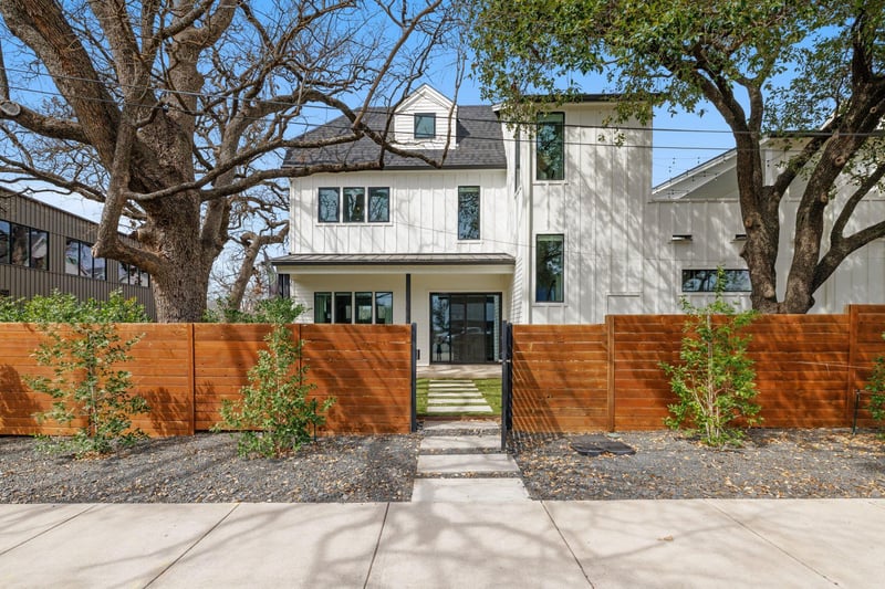 Virtual tour of 1101 W 39 1/2 St Unit #B