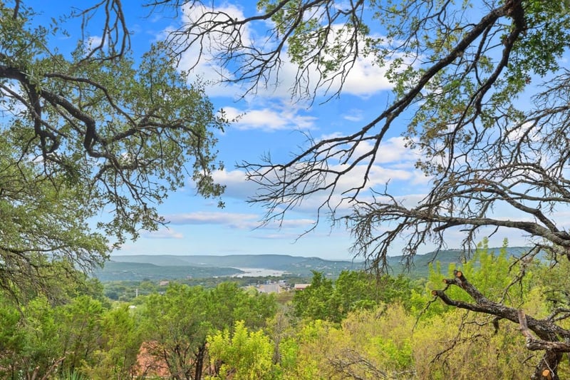 Virtual tour of 11013 W Lakeview Dr
