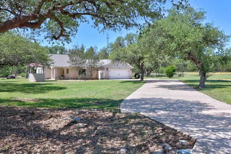 Virtual tour of 11019 Southwest Oaks