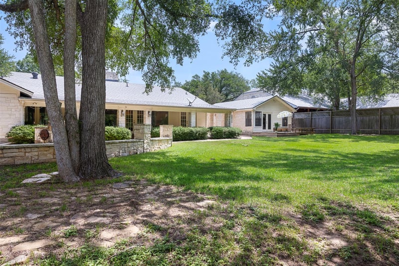 Virtual tour of 1102 N Avenue F Ave