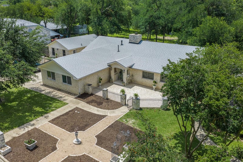 Virtual tour of 1102 N Avenue F Ave