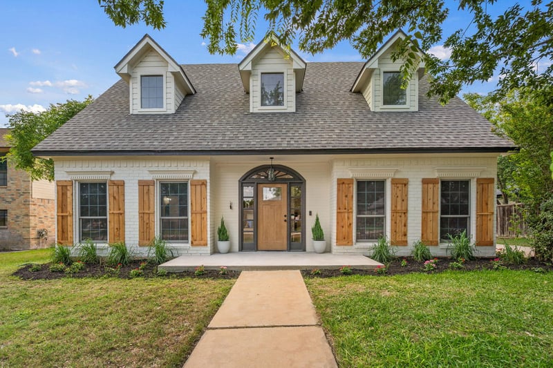 Virtual tour of 1102 Twin Creek DR
