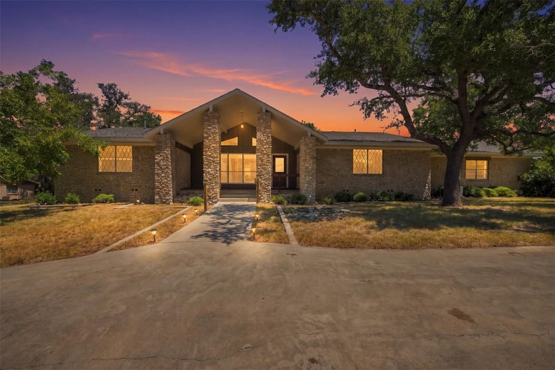 Virtual tour of 1103 S Willis ST