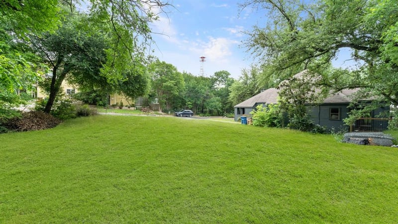 Virtual tour of 1104 Charlotte ST