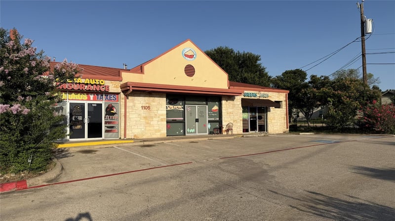 Virtual tour of 1105 S Mays ST