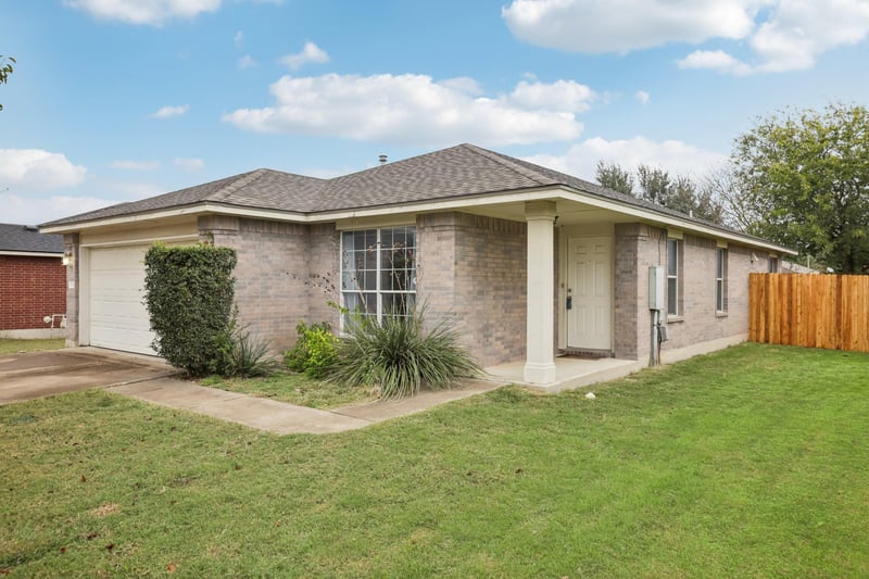 Virtual tour of 1106 Henderson Dr