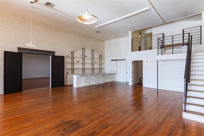 Virtual tour of 111 East St