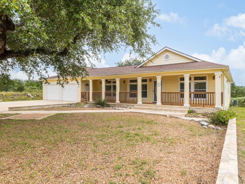 Virtual tour of 1110 Oakwood LOOP