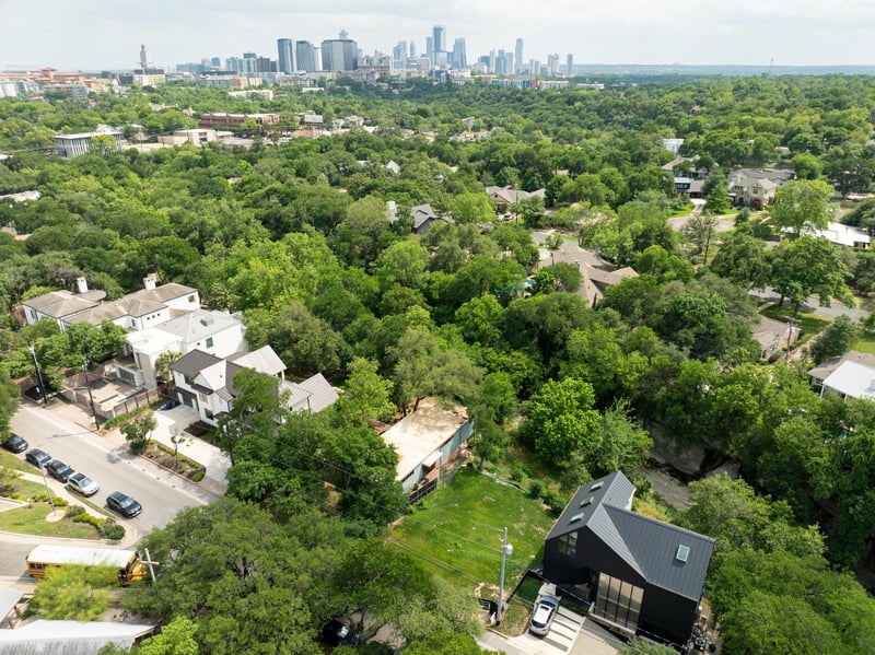 Virtual tour of 1113 W 31 St