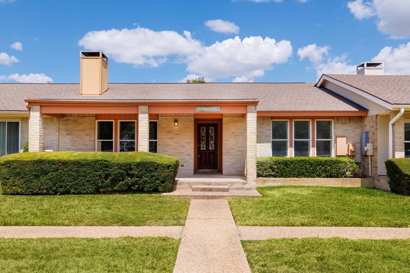 Virtual tour of 11133 Pinehurst #B DR Unit #B