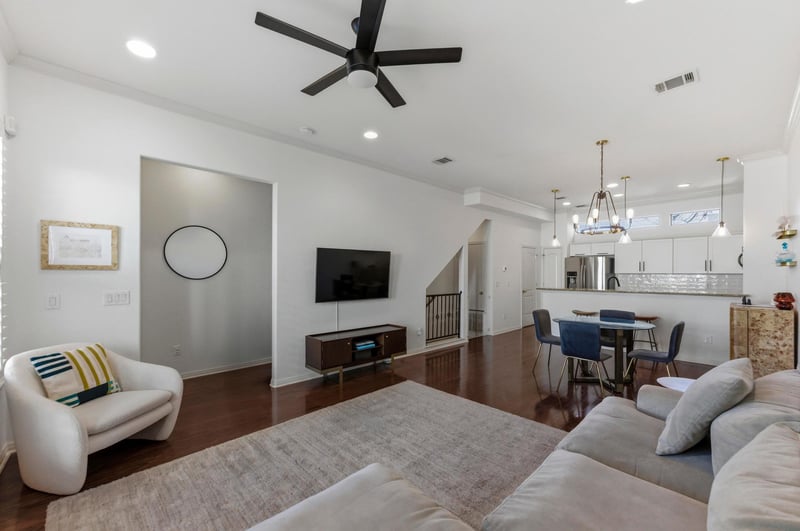 Virtual tour of 1115 Kinney Ave Unit #15
