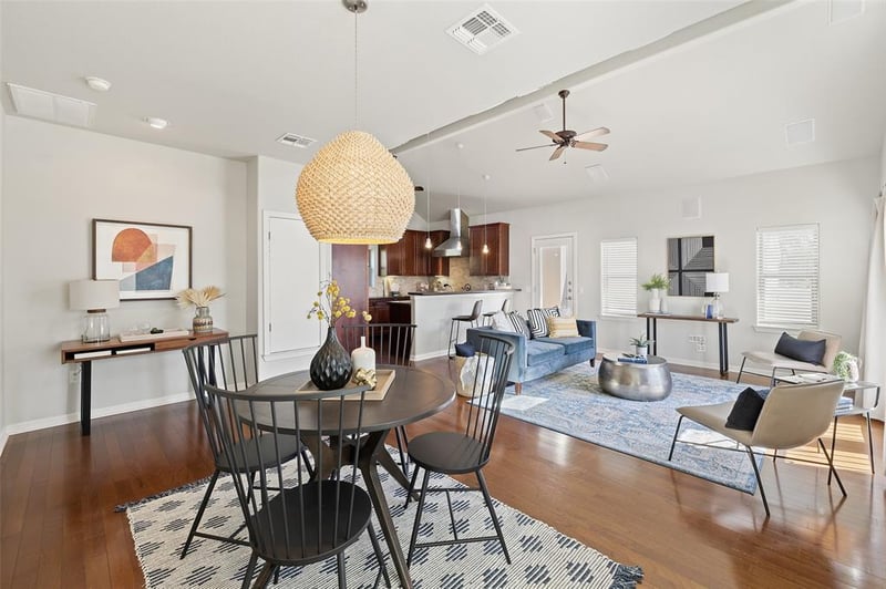 Virtual tour of 1115 Kinney Ave Unit #2