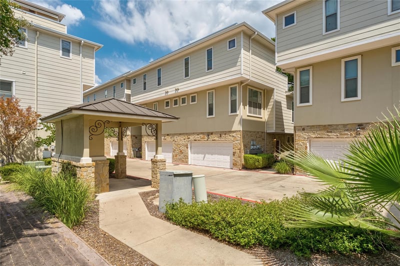 Virtual tour of 1115 Kinney Ave Unit #39