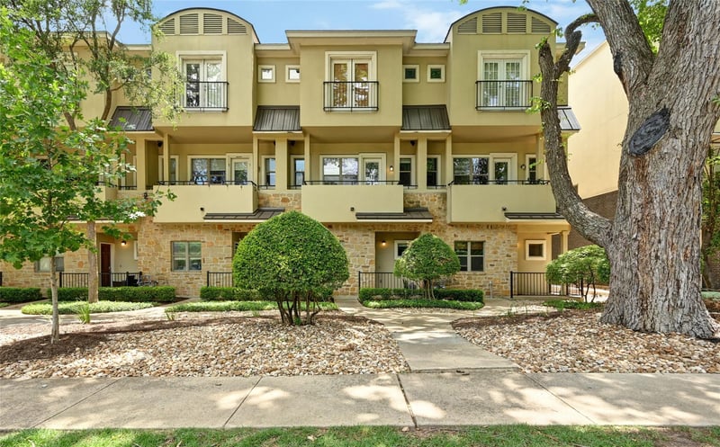 Virtual tour of 1115 Kinney Ave Unit #6